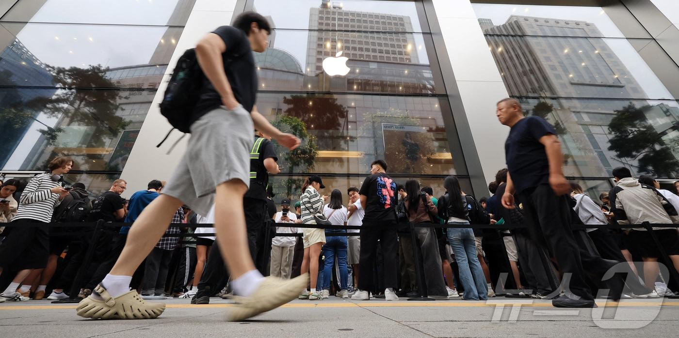 19일 오전 서울 중구 명동 애플스토어에서 시민들이 이날 출시된 애플의 스마트폰 '아이폰17' 제품을 구매하기 위해 줄 서서 기다리고 있다. 2025.9.19/뉴스1