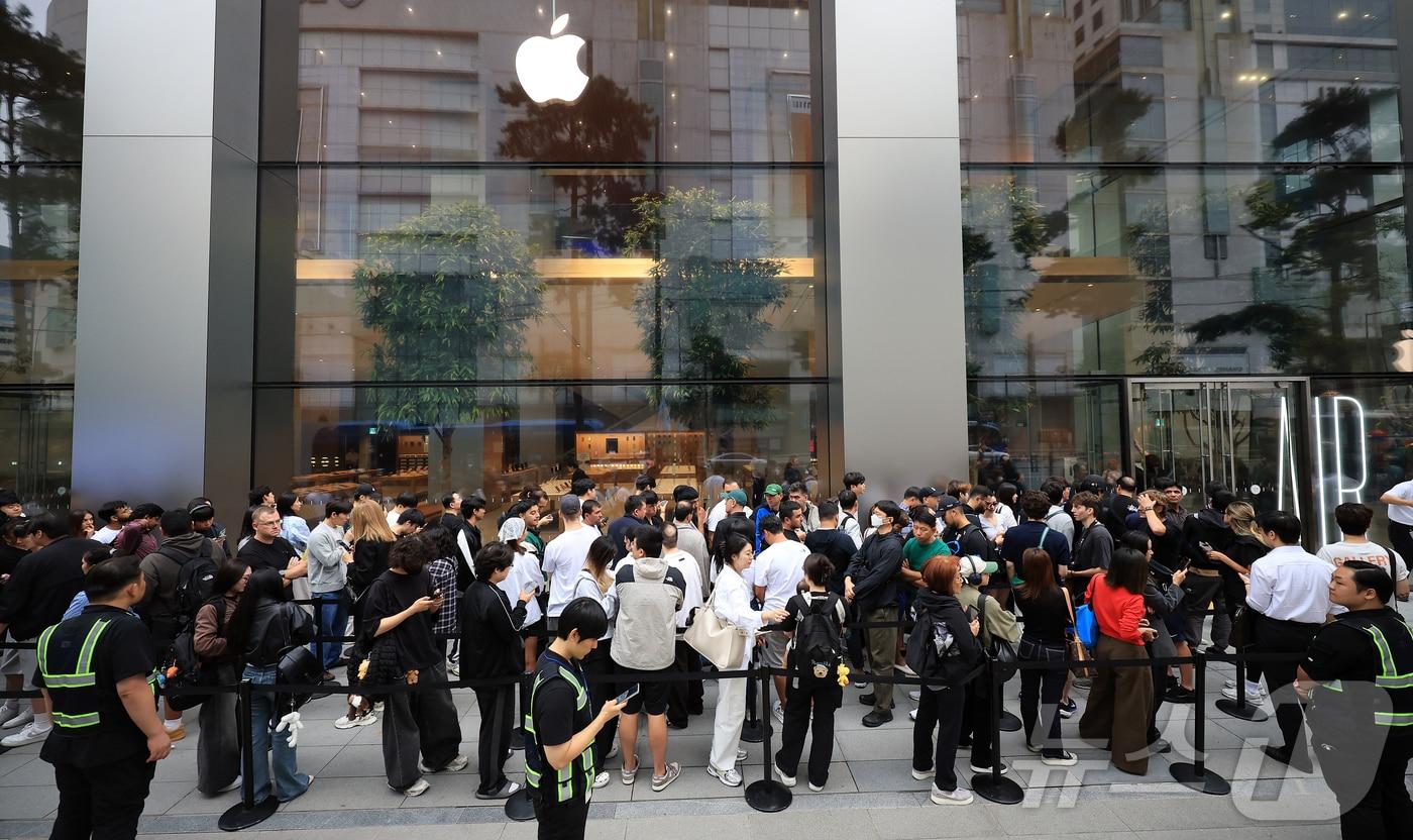 19일 오전 서울 중구 명동 애플스토어에서 시민들이 이날 출시된 애플의 스마트폰 &#39;아이폰17&#39; 제품을 구매하기 위해 줄 서서 기다리고 있다. 2025.9.19/뉴스1 ⓒ News1 김진환 기자