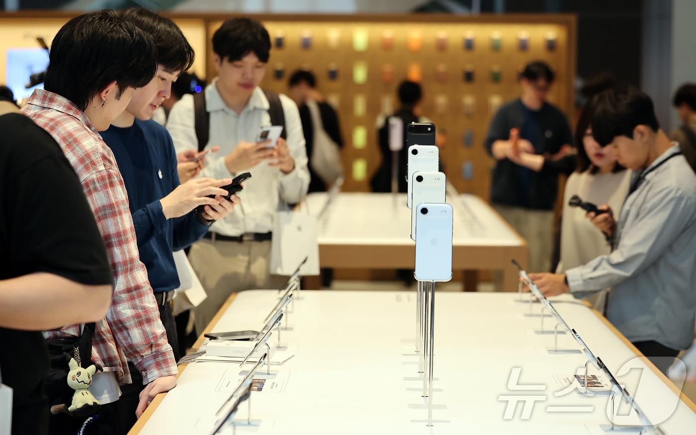 19일 오전 서울 중구 명동 애플스토어에서 한 시민이 이날 출시된 애플의 스마트폰 &#39;아이폰17&#39; 제품을 살펴보고 있다. 2025.9.19/뉴스1 ⓒ News1 김진환 기자