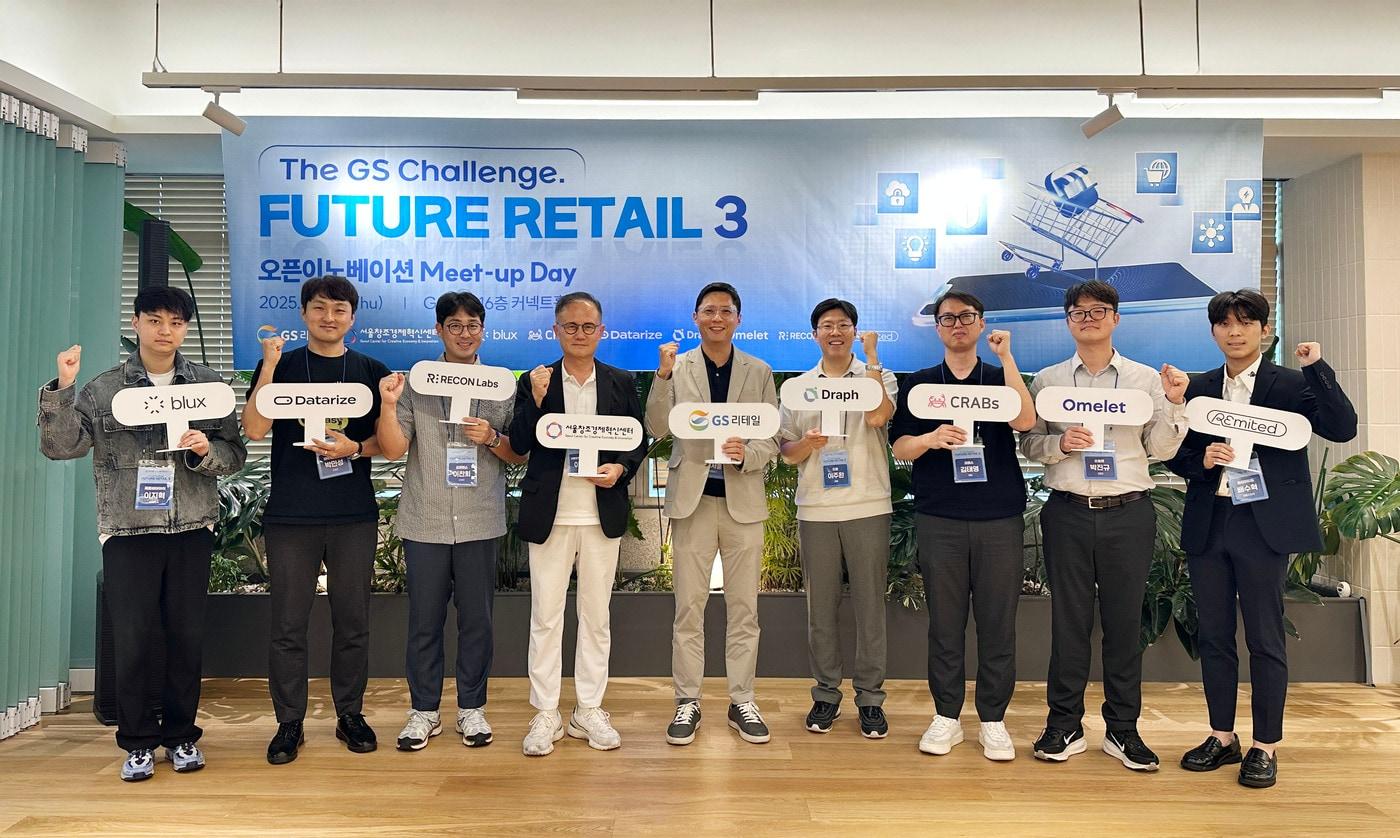 지난 18일 서울 강남구 GS타워에서 &#39;더 지에스 챌린지 퓨처 리테일&#39; 3기 밋업 행사에 참석한 허서홍 GS리테일 대표&#40;가운데&#41;와 이영근 서울창조경제혁신센터장&#40;왼쪽 네번째&#41; 및 스타트업 대표들과 기념 촬영을 하고 있다&#40;GS리테일 제공&#41;.