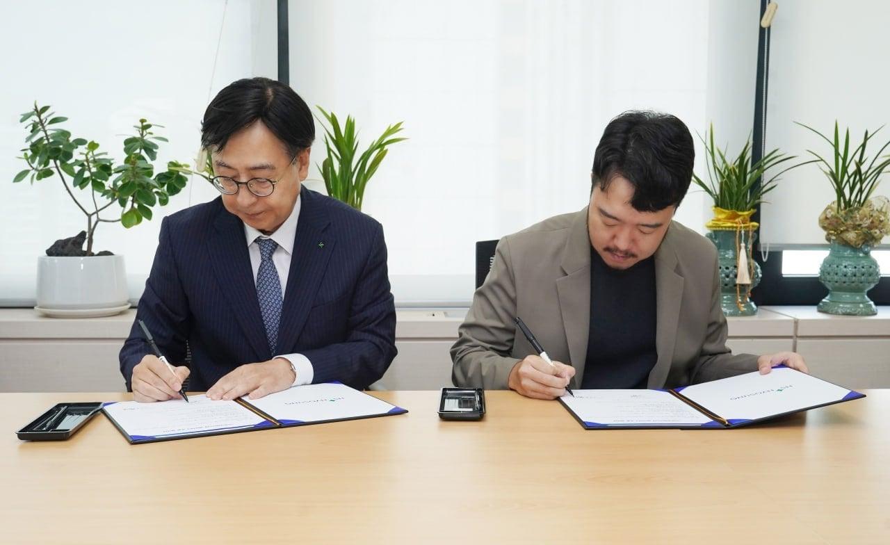 본문 이미지 - 18일 HS효성 마포본사에서 좌)임진달 HS효성첨단소재 대표이사와 우)박찬종 선수가 앰배서더 조인식을 진행했다.(HS효성첨단소재 제공)