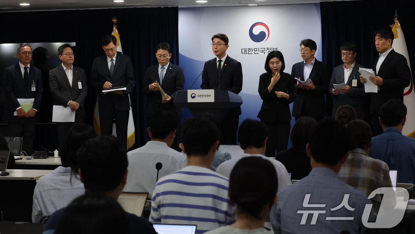 류제명 과학기술정보통신부 제2차관과 권대영 금융위원회 부위원장이 19일 오전 서울 종로구 정부서울청사에서 해킹 대응을 위한 과학기술정보통신부-금융위원회 합동 브리핑하고 있다. 2025.9.19/뉴스1 ⓒ News1 임세영 기자