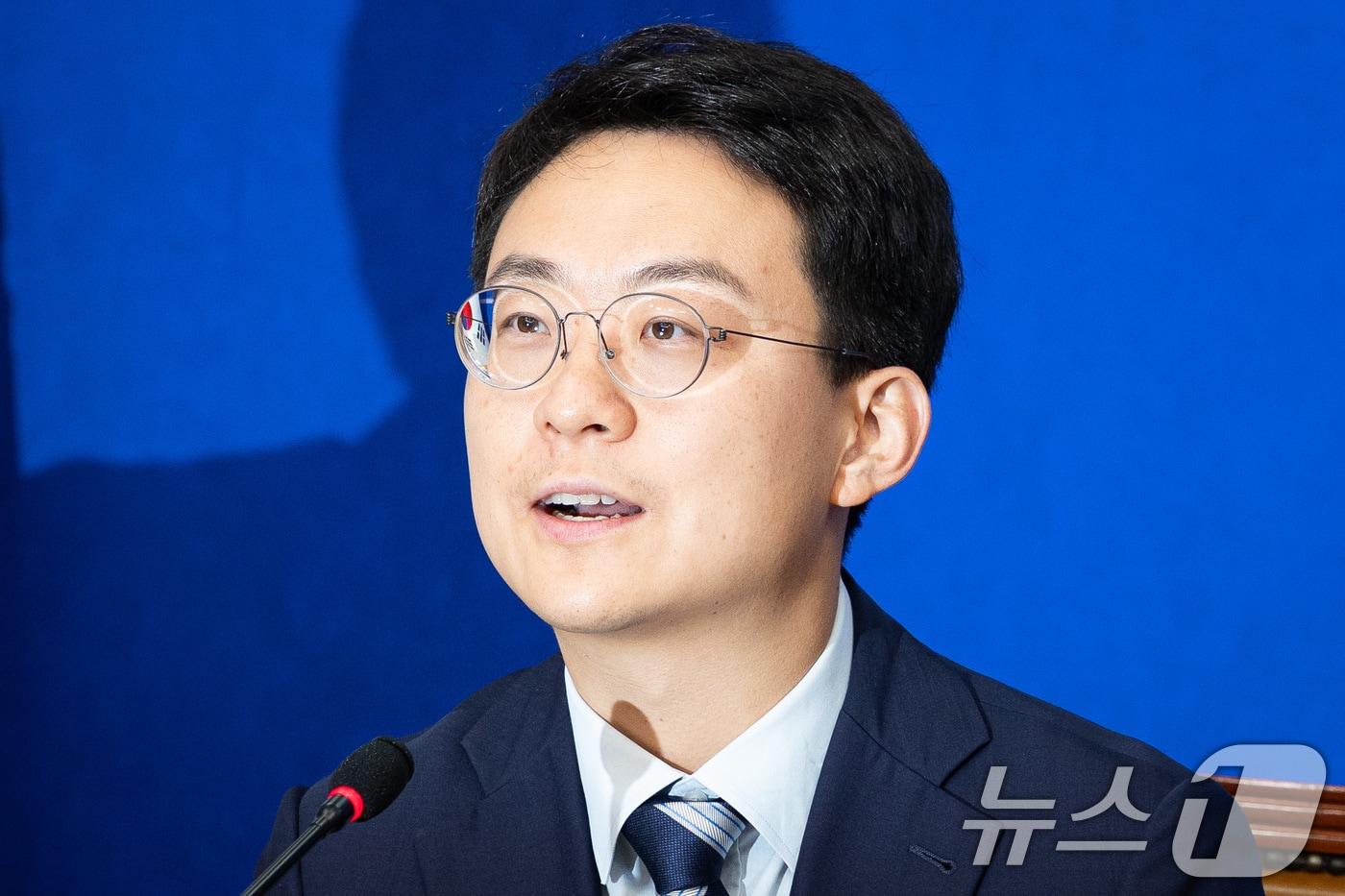 더불어민주당 평당원 최고위원으로 선출된 박지원 최고위원이 19일 서울 여의도 국회에서 열린 최고위원회의에서 모두 발언을 하고 있다. 2025.9.19/뉴스1 ⓒ News1 유승관 기자