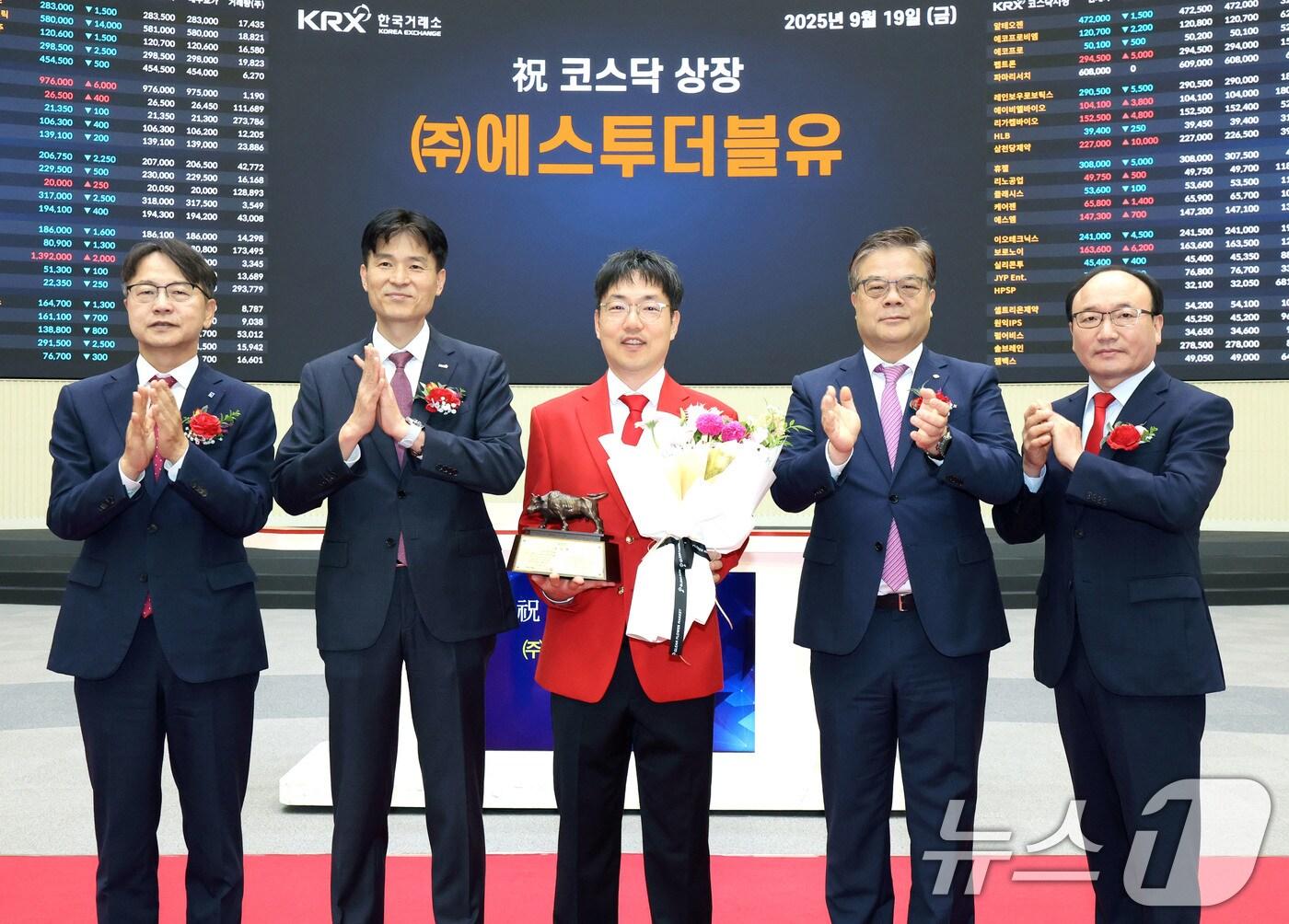 본문 이미지 - 19일 서울 영등포구 한국거래소에서 열린 에스투더블유의 코스닥시장 상장기념식에서 김대영 한국IR협의회 부회장, 민경욱 한국거래소 코스닥시장본부장, 박근태 에스투더블유 부대표, 오익근 대신증권 대표이사, 강왕락 코스닥협회 부회장이 기념 촬영을 하고 있다. &#40;한국거래소 제공. 재판매 및 DB 금지&#41; 2025.9.19/뉴스1