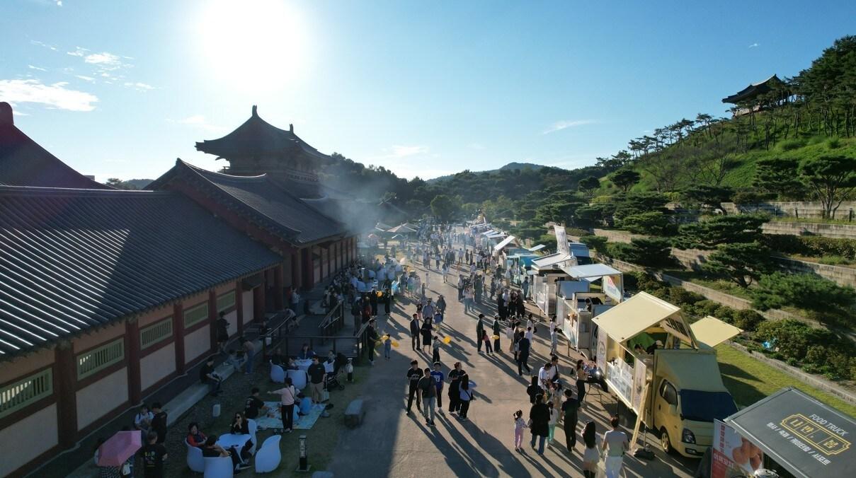본문 이미지 - 지난해 백제문화단지에서 운영된 푸드트럭 모습.(부여군 제공. 재판매 및 DB금지)/뉴스1