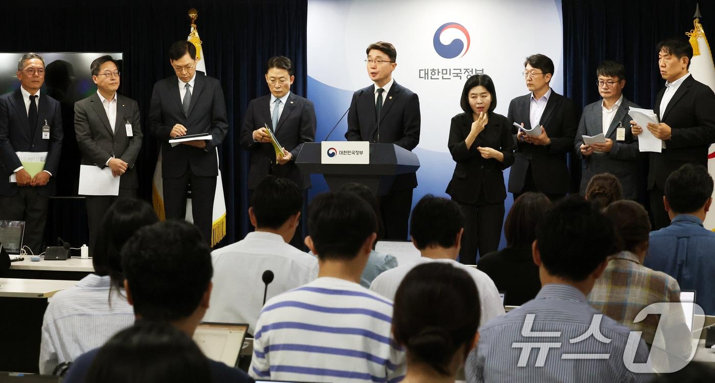 권대영 금융위원회 부위원장과 류제명 과학기술정보통신부 제2차관이 9일 오전 서울 종로구 정부서울청사에서 해킹 대응을 위한 과학기술정보통신부-금융위원회 합동 브리핑하고 있다. 2025.9.19/뉴스1 ⓒ News1 임세영 기자