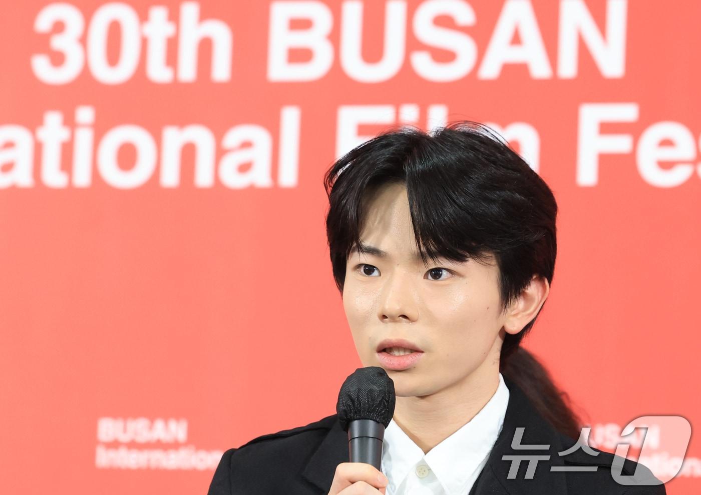 배우 하야시 유타가 19일 오전 부산 해운대구 영화의전당 비프힐에서 열린 제30회 부산국제영화제(BIFF) 경쟁 부문 '어리석은 자는 누구인가’ 기자회견에 참석해 인사말을 하고 있다. 2025.9.19/뉴스1 ⓒ News1 권현진 기자