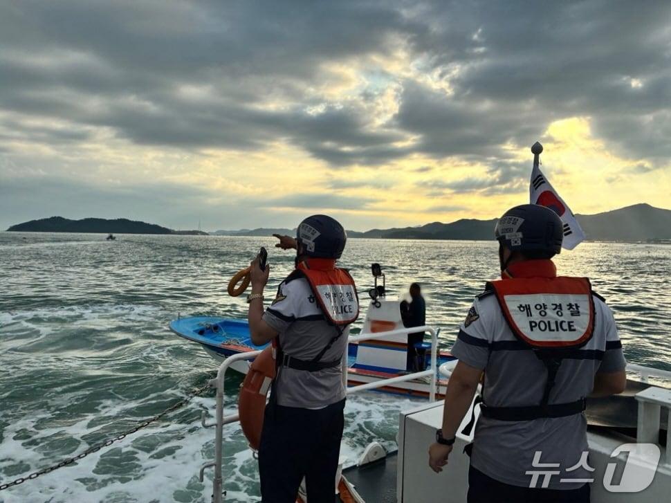본문 이미지 - 18일 오후 4시 38분쯤 전남 진도 해상에 승선원 없는 어선이 표류 중이라는 신고가 접수돼 해경이 수색을 진행하고 있다.&#40;완도해경 제공. 재판매 및 DB 금지&#41;