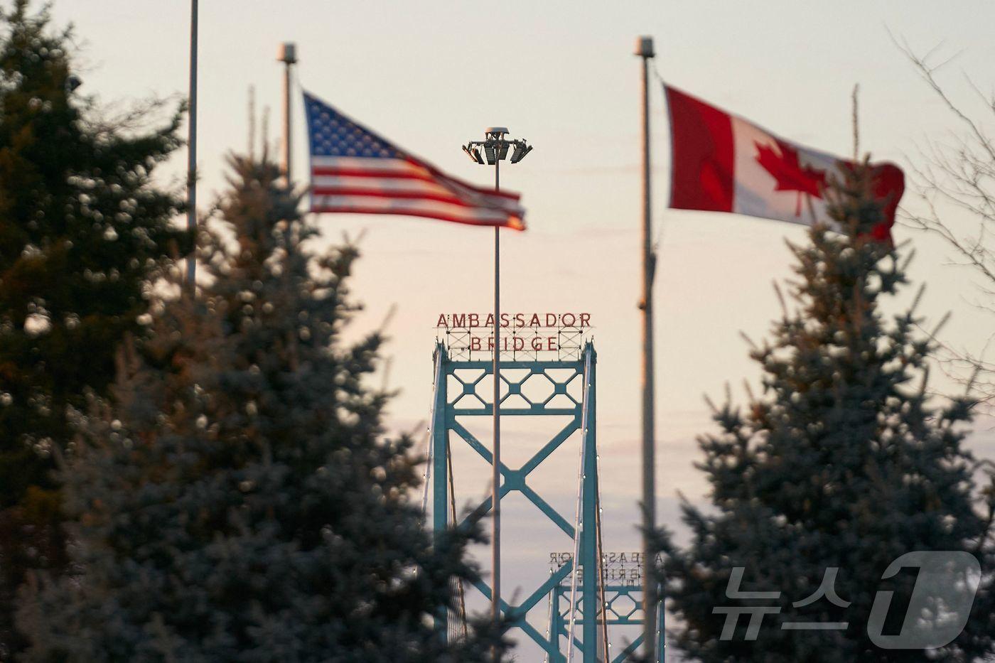 캐나다 온타리오주 윈저의 앰배서더 브리지에서 캐나다와 미국 국기가 나부끼고 있다. 2025.3.8. ⓒ AFP=뉴스1 ⓒ News1 윤다정 기자