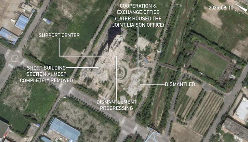 본문 이미지 - 개성공단 지원센터 건물이 올해 1월부터 9월 현재까지 해제되고 있는 모습. (NK뉴스 갈무리)