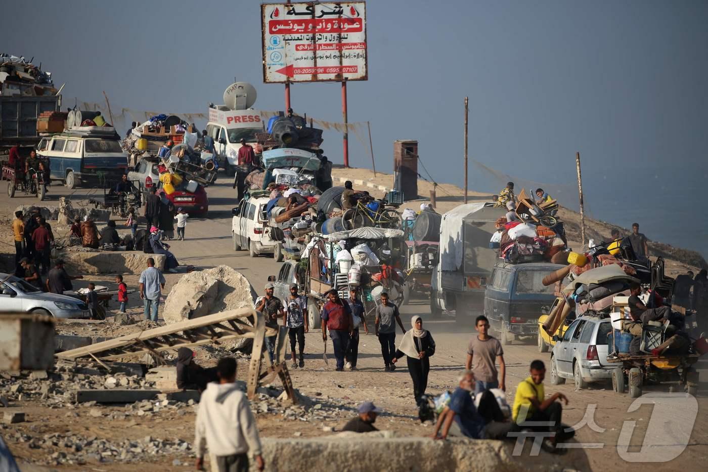 이스라엘이 가자지구에 대피 명령을 내리자 18일&#40;현지시간&#41; 팔레스타인인이 중부 누세이라트 난민 캠프에서 남쪽으로 이동하고 있다. 2025.9.18 ⓒ AFP=뉴스1 