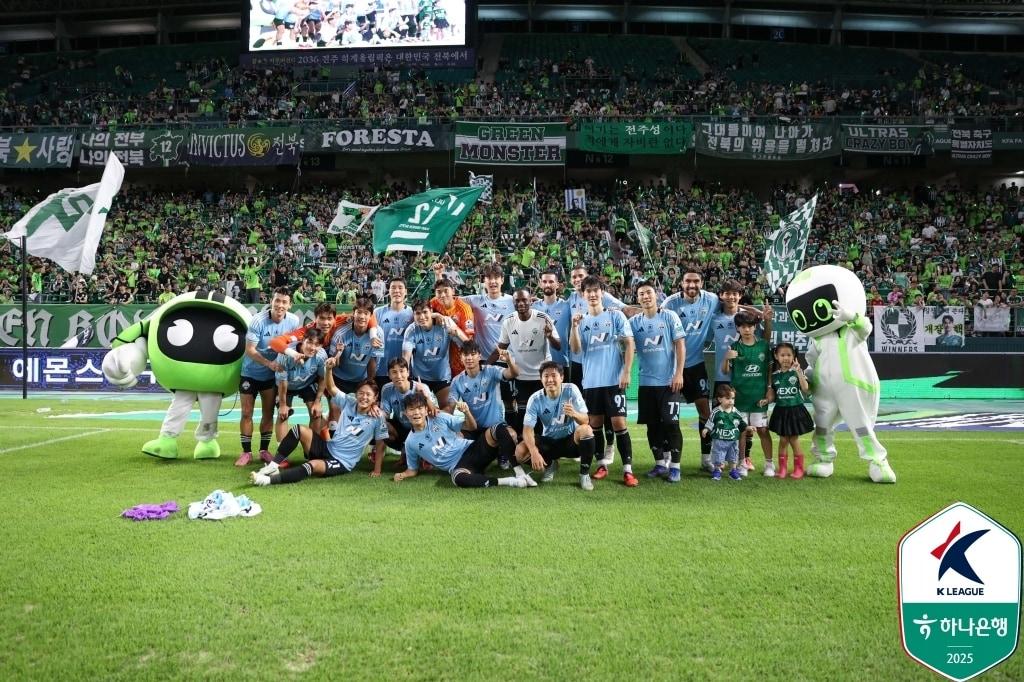 본문 이미지 - 2025시즌 K리그1 우승을 예약한 전북이 역대급 조기 우승에 도전한다. (한국프로축구연맹 제공)