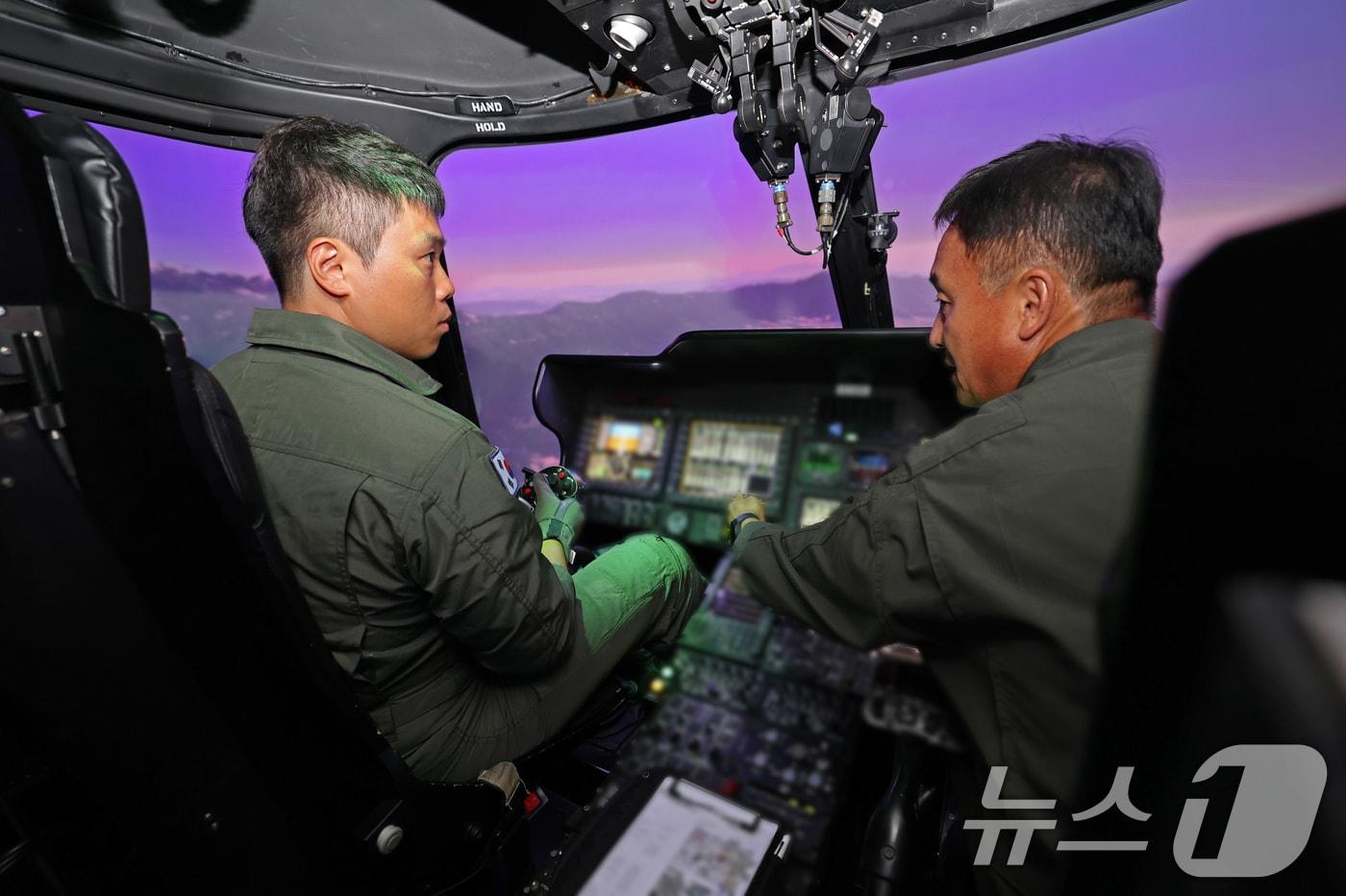 본문 이미지 - 충남 계룡시 '지상군페스티벌' 행사장에서 국민 조종사로 임명된 진건목 씨가 수리온 체험비행에 앞서 시뮬레이터 훈련을 받고 있다. (육군 제공. 재판매 및 DB 금지)  ⓒ 뉴스1