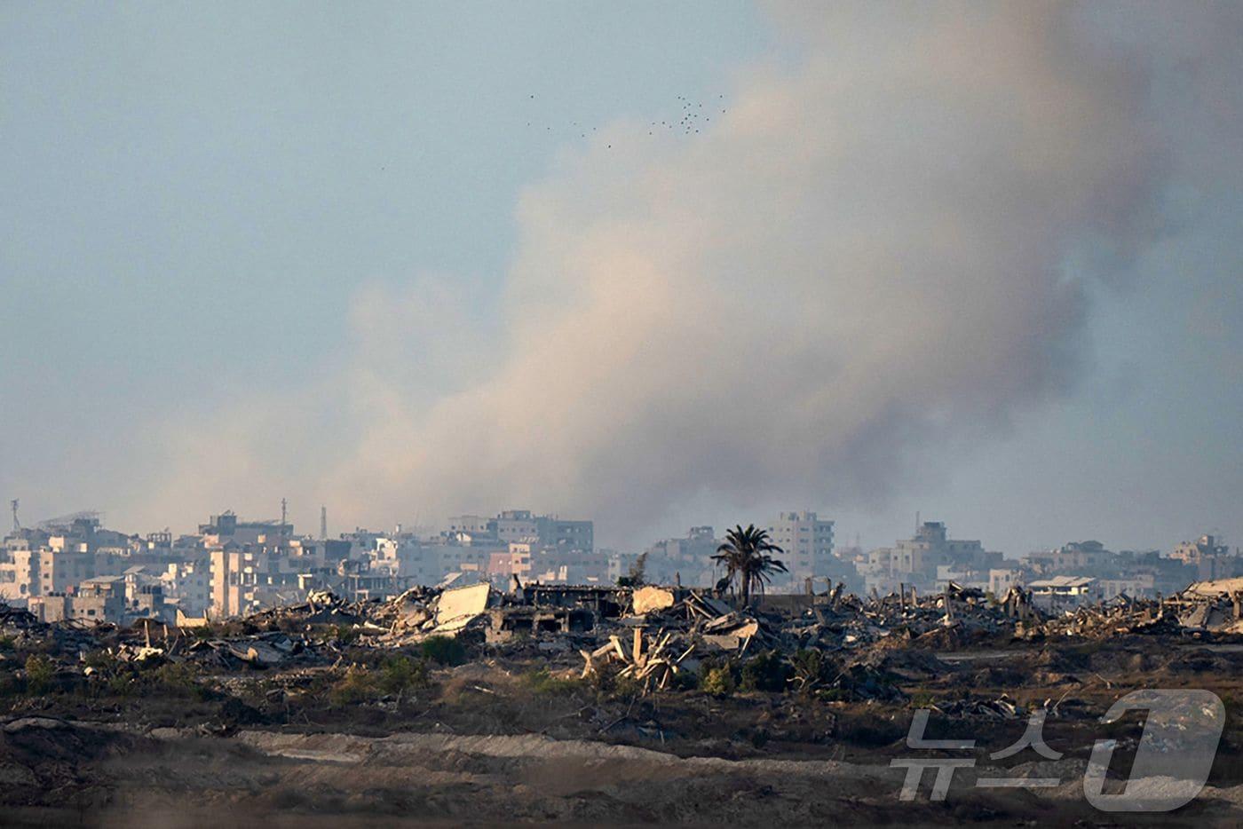 이스라엘의 공격으로 18일&#40;현지시간&#41; 가자지구에서 연기가 피어오르고 있다. 2025.9.18 ⓒ AFP=뉴스1 ⓒ News1 김경민 기자