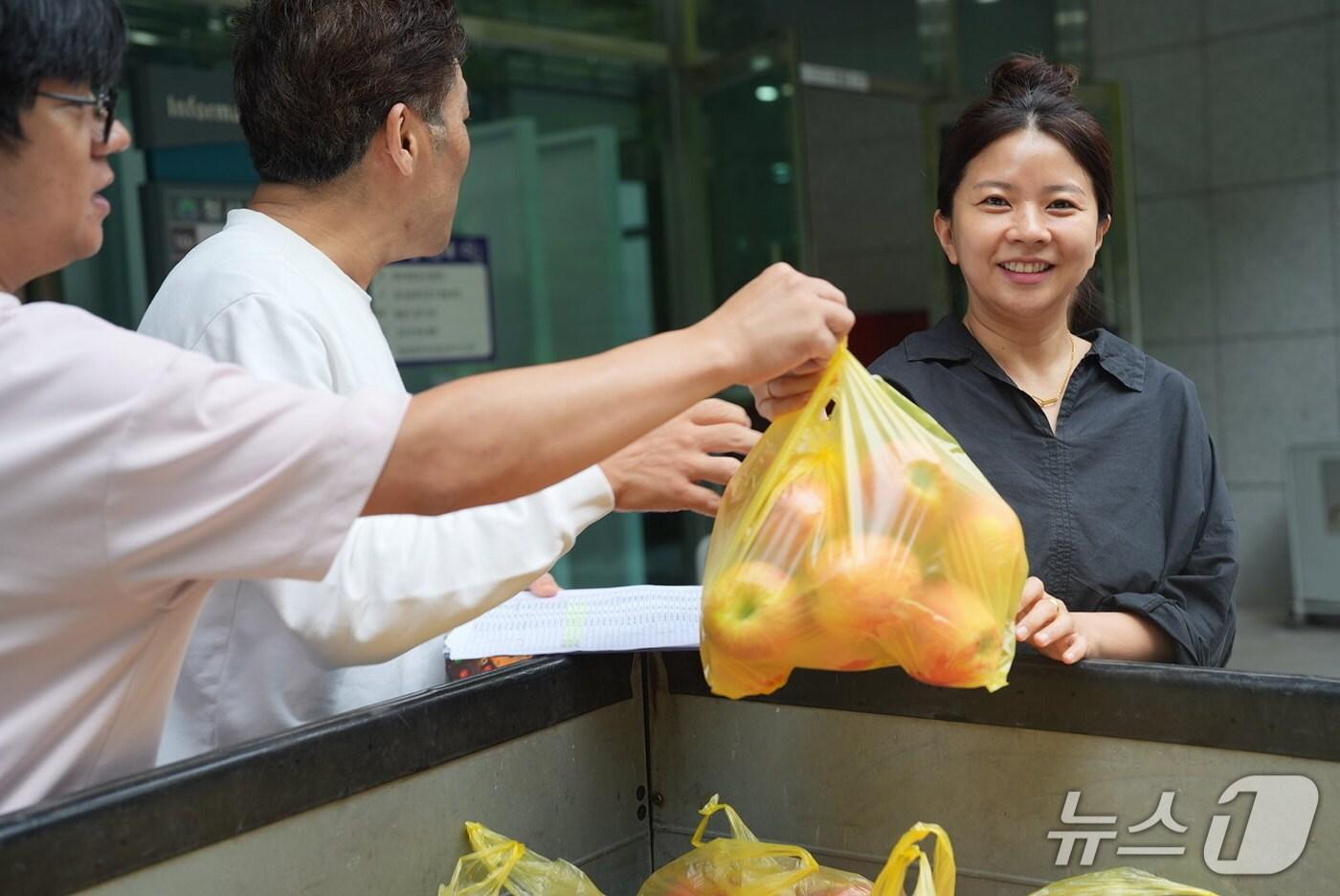 강원 원주시청 공무원노동조합의 조합원들이 지난 18일 원주시청에서 지역 사과 농가를 응원하기 위한 사과 구매 이벤트를 실시했다. (원주시청 공무원노동조합 제공. 재판매 및 DB금지) 2025.9.19/뉴스1