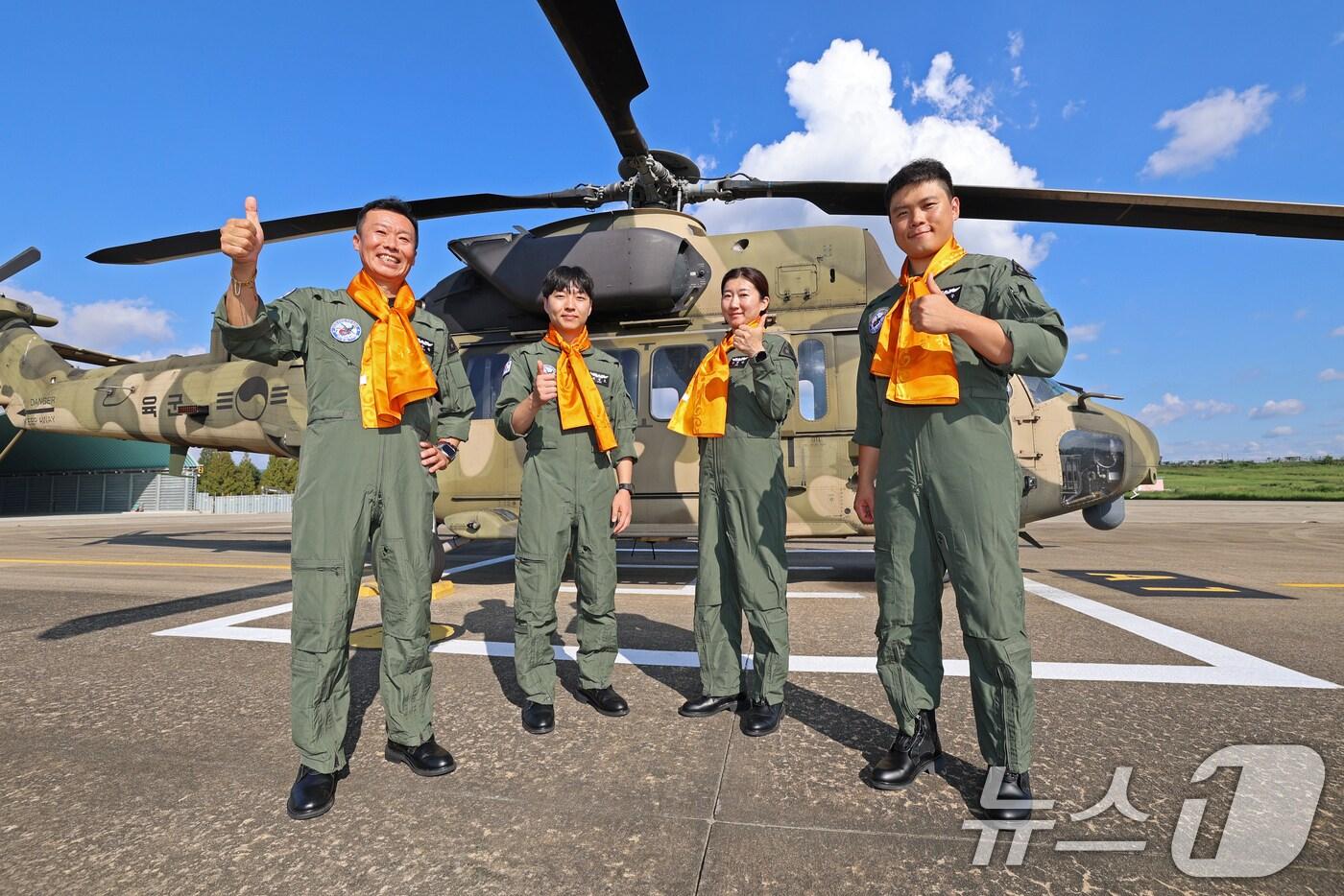 육군은 20일 충남 계룡시 '2025 지상군페스티벌' 행사장에서 '수리온 국민 조종사' 임명식을 진행했다. 국민 조종사로 임명된 4명의 인원들이 수리온 체험비행에 앞서 기념사진을 촬영하고 있다. (육군 제공. 재판매 및 DB 금지) 2025.9.20/뉴스1