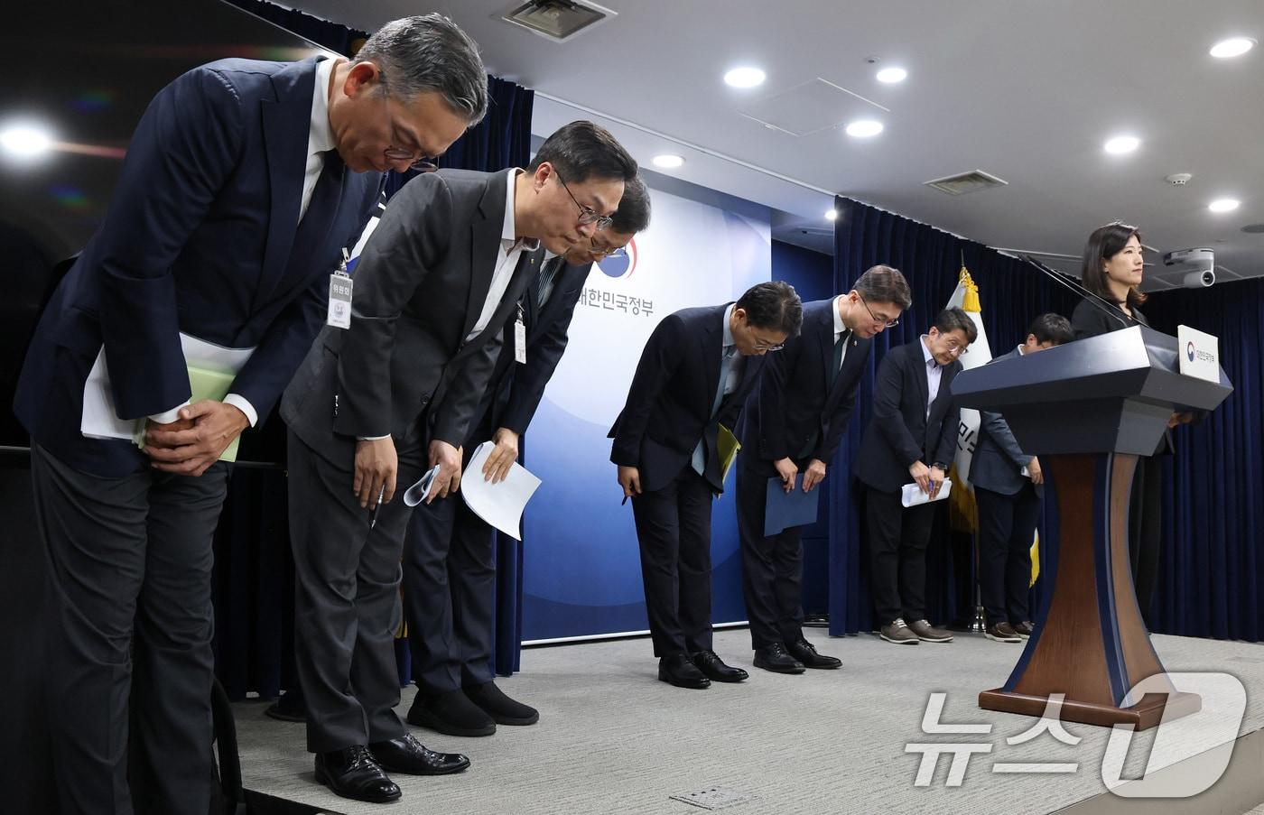 류제명 과학기술정보통신부 제2차관과 권대영 금융위원회 부위원장이 KT 및 롯데카드 관계자들과 19일 오전 서울 종로구 정부서울청사에서 해킹 대응을 위한 과학기술정보통신부-금융위원회 합동 브리핑을 마치고 고개 숙여 인사하고 있다. 2025.9.19/뉴스1 ⓒ News1 임세영 기자