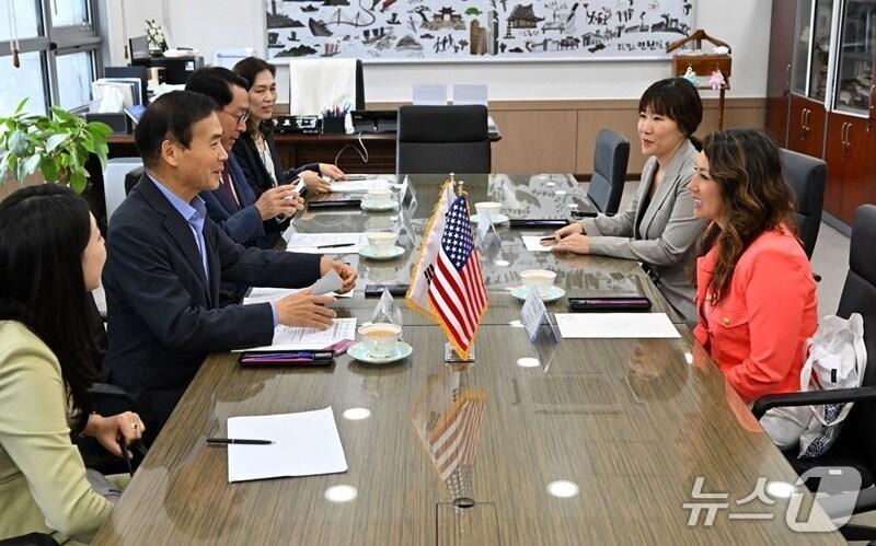 본문 이미지 - 황효진 글로벌도시정무부시장이 19일 시청 접겹실에서 알래스카주 상무·지역사회·경제개발부 줄리 샌디 장관을 접견하고 상호 협력방안 등을 논의하고 있다. (인천시 제공.재판매 및 DB금지)