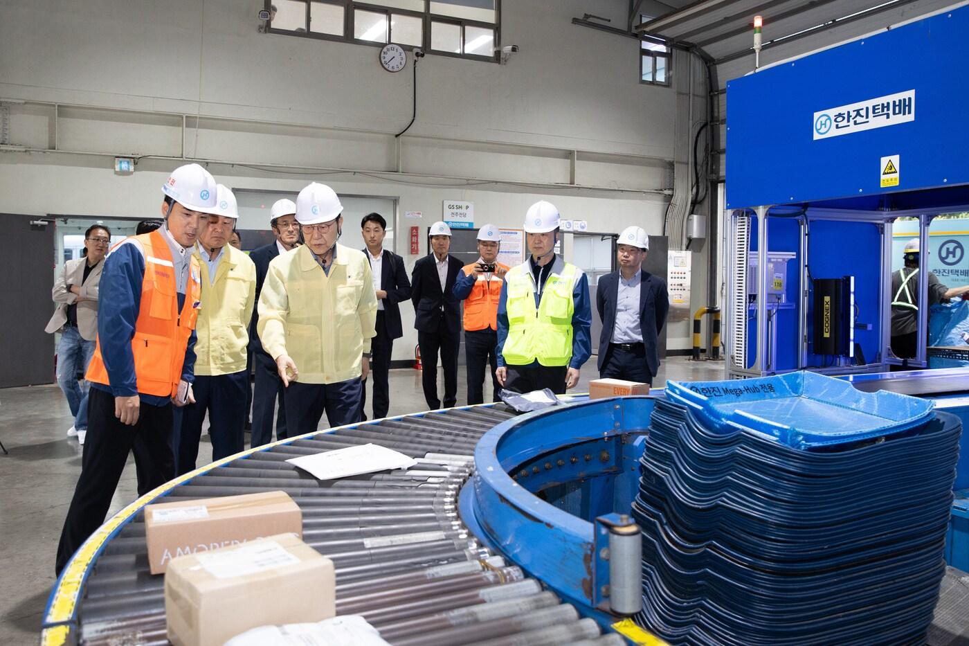 김윤덕 국토부 장관이 19일 전북 전주에 위치한 한진택배 서브터미널을 찾아 추석 연휴를 앞둔 배송 현장을 점검하고 있다.(국토부 제공) / 뉴스1 ⓒ News1