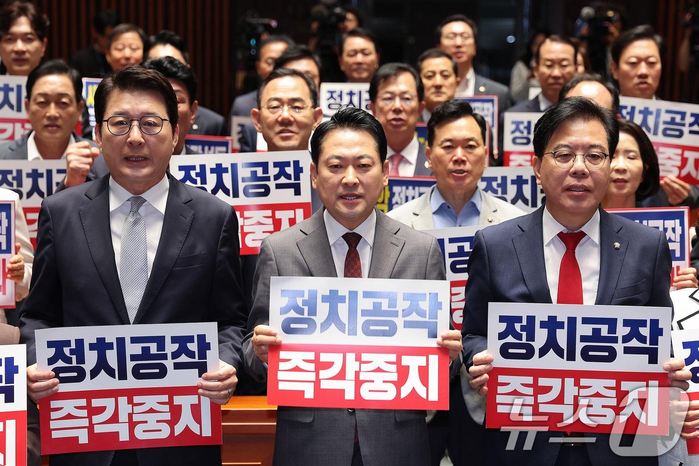 장동혁 대표를 비롯한 국민의힘 의원들이 19일 오전 서울 여의도 국회에서 열린 의원총회에서 더불어민주당의 정치 공작 중단을 촉구하는 구호를 외치고 있다. 2025.9.19/뉴스1 ⓒ News1 신웅수 기자