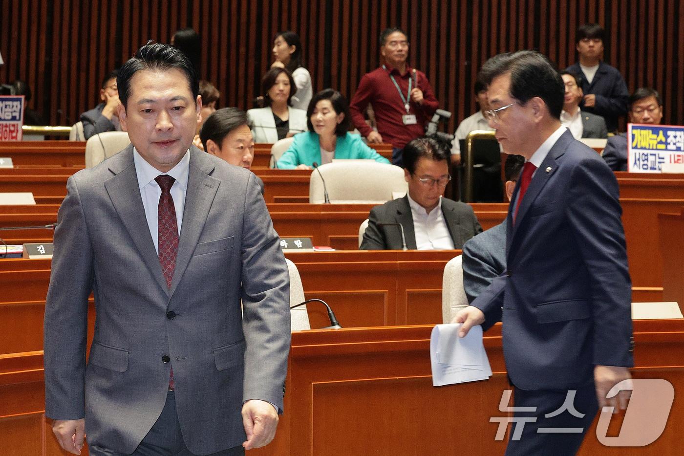 장동혁 국민의힘 대표와 송언석 원내대표가 19일 오전 서울 여의도 국회에서 열린 의원총회에 참석하고 있다. 2025.9.19/뉴스1 ⓒ News1 신웅수 기자
