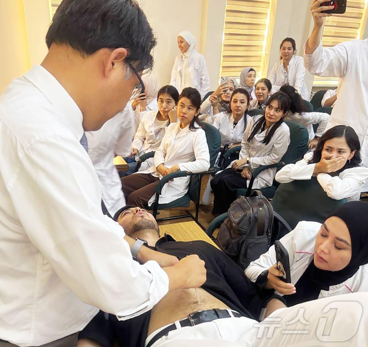 본문 이미지 - 대구한의대학교는 20일 몽골과 우즈베키스탄 현지 대학 재학생들을 대상으로 한의학 해외 교육을 실시했다.(대구한의대 제공. 재판매 및 DB금지) /뉴스1