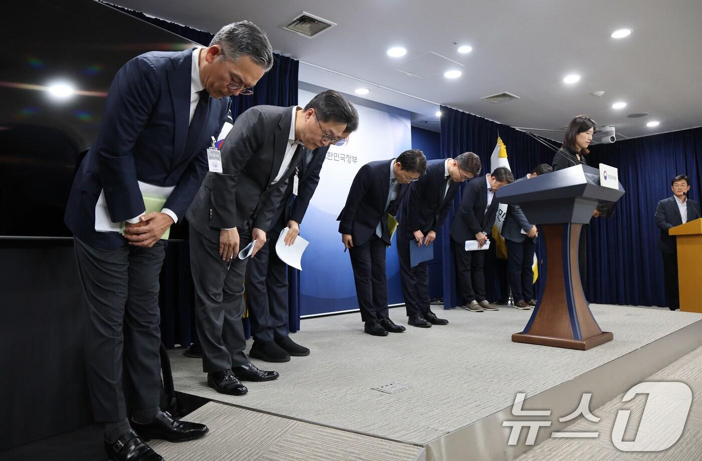 류제명 과학기술정보통신부 제2차관과 권대영 금융위원회 부위원장이 KT 및 롯데카드 관계자들과 19일 오전 서울 종로구 정부서울청사에서 해킹 대응을 위한 과학기술정보통신부-금융위원회 합동 브리핑을 마치고 고개 숙여 인사하고 있다. 2025.9.19/뉴스1 ⓒ News1 임세영 기자