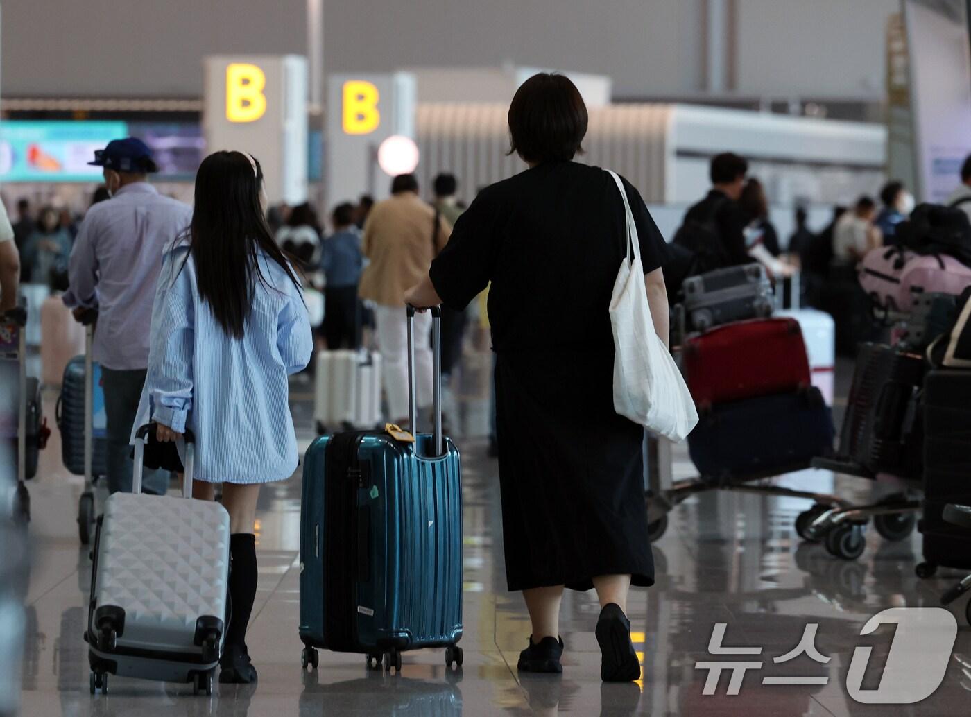 본문 이미지 - 전국 15개 공항 등에서 일하는 공항노동자들이 안전한 일터·안전한 공항을 위한 총파업에 들어간 19일 오전 인천국제공항으로 여행객 등이 출국장을 오가고 있다. 2025.9.19/뉴스1 ⓒ News1 박정호 기자