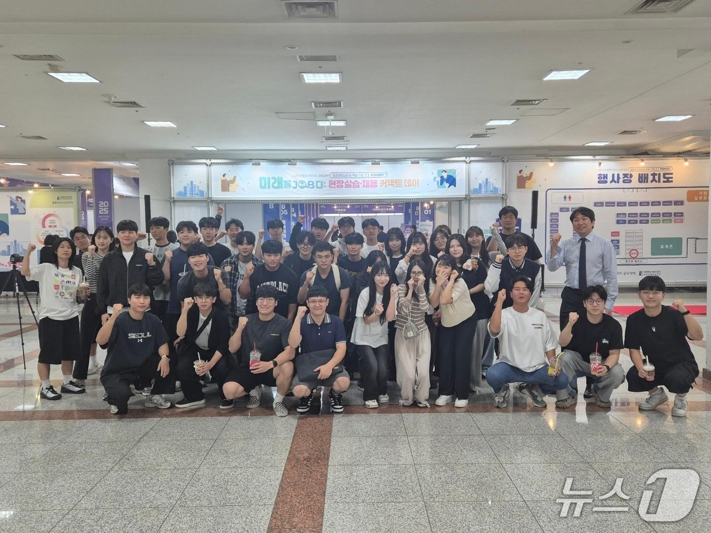 본문 이미지 -  취업박람회에 참여한 강동대 물리치료학과 학생들.(강동대 제공, 재판매 및 DB금지)/뉴스1