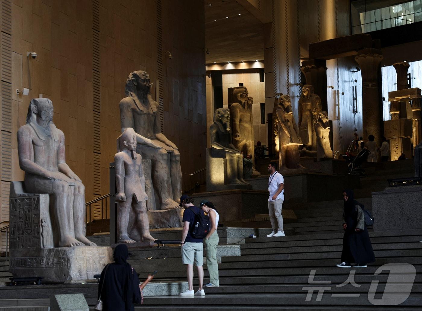 본문 이미지 - 관광객들이 이집트 수도 카이로 남서쪽 외곽 기자에 있는 대이집트 박물관을 방문하고 있다. 박물관은 오는 11월 4일 공식적으로 개관할 예정이다.  (사진은 기사 내용과 무관함) ⓒ 로이터=뉴스1 ⓒ News1 양은하 기자