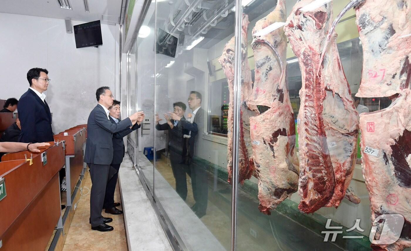 이형일 기획재정부 1차관이 19일 오전 충북 음성군 소재 음성 축산물 공판장을 찾아 한우 수급 현황과 물가 동향을 점검하고 있다. (기재부 제공)