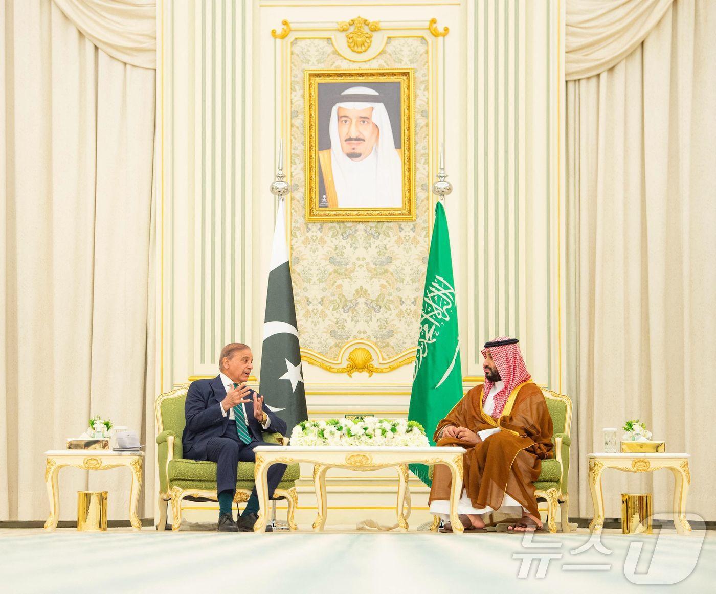 본문 이미지 - 사우디아라비아의 실질적 통치자인 무함마드 빈 살만 왕세자&#40;오른쪽&#41;와 셰바즈 샤리프 파키스탄 총리가 17일&#40;현지시간&#41; 리야드에서 회담하고 방위 협정에 서명했다. 2025.9.17 ⓒ AFP=뉴스1