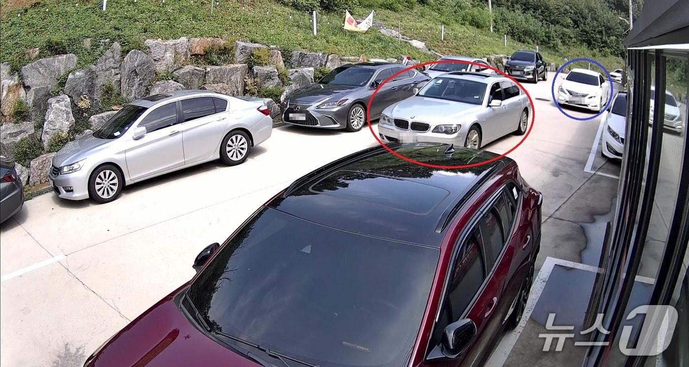 부부 경찰관(파란 원)이 음주운전 피의자 (빨간 원)를 추격하는 모습. 2025.09.19/뉴스1(서울서부경찰서 제공)