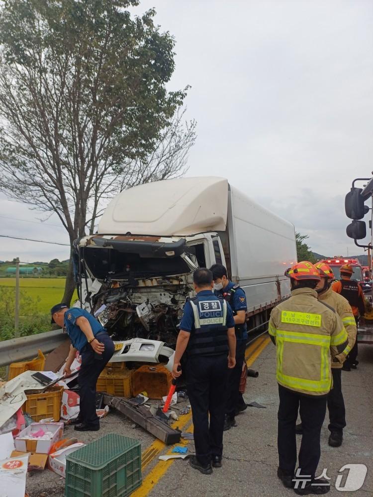 본문 이미지 -  아산 영인명 화물차 추돌 사고 현장. (아산소방서 제공, 재판매 및 DB금지) / 뉴스1
