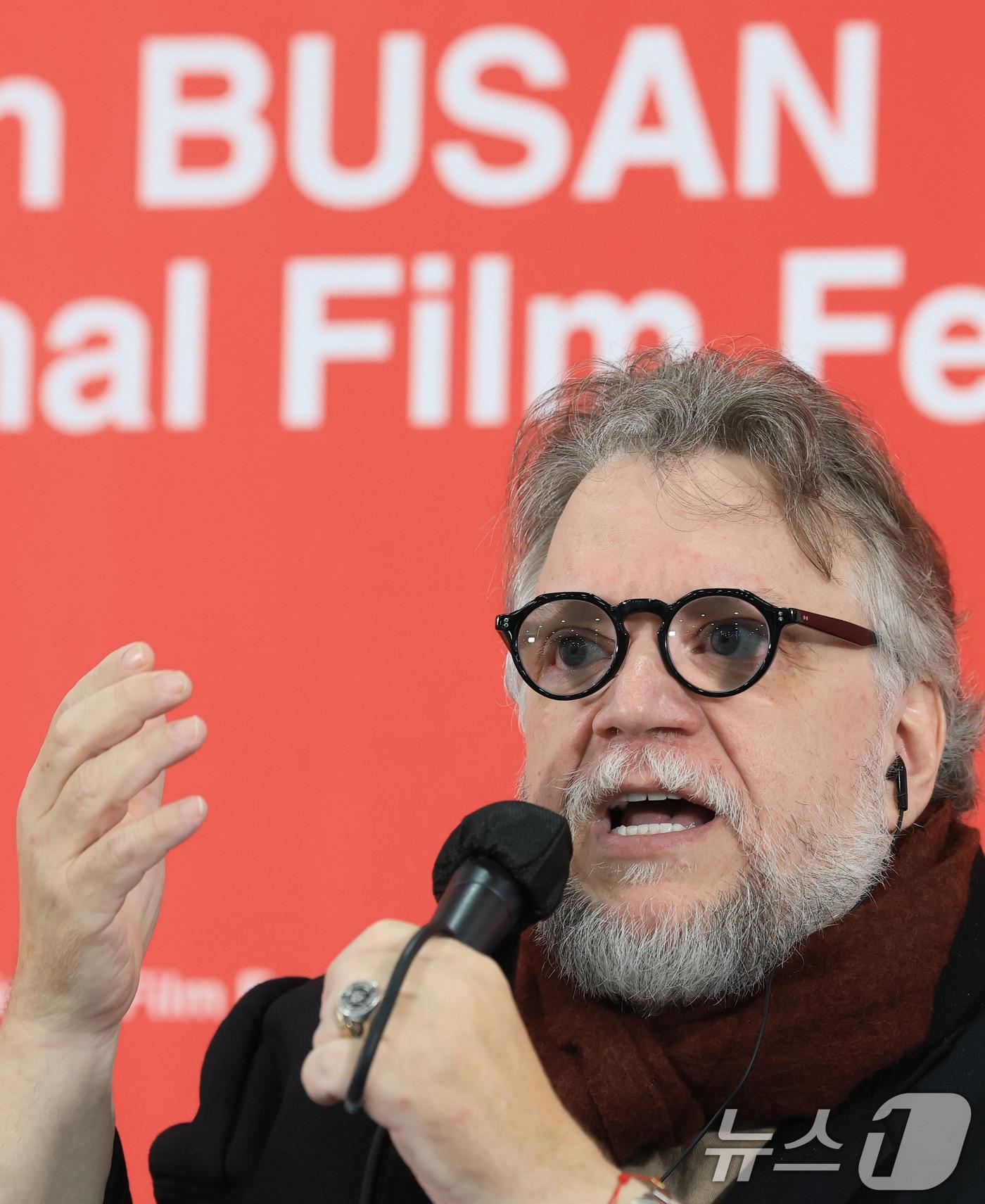본문 이미지 - 기예르모 델토로 감독이 19일 오전 부산 해운대구 영화의전당 비프힐에서 열린 제30회 부산국제영화제&#40;BIFF&#41; 갈라 프레젠테이션 초청작 &#39;프랑켄슈타인&#39; 기자회견에 참석해 취재진 질문에 답하고 있다. 2025.9.19/뉴스1 ⓒ News1 권현진 기자