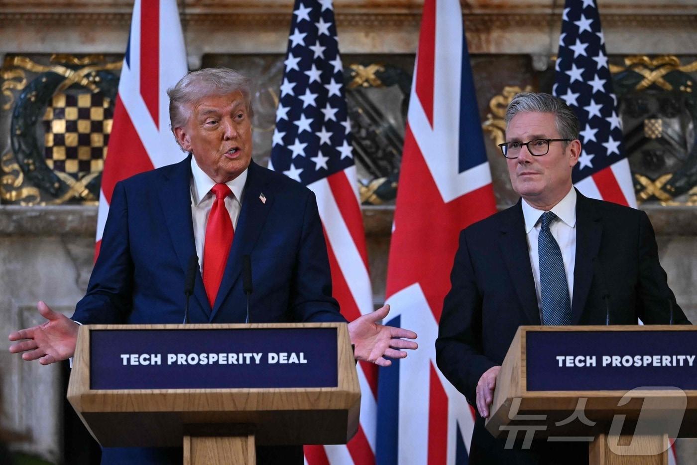 영국을 국빈 방문중인 도널드 트럼프 미국 대통령이 18일&#40;현지시간&#41; 버킹엄셔의 총리 별장 체커스에서 키어 스타머 영국 총리와 정상회담 후 연 공동 기자회견에 임했다. 2025.09.18 ⓒ AFP=뉴스1 ⓒ News1 최종일 선임기자