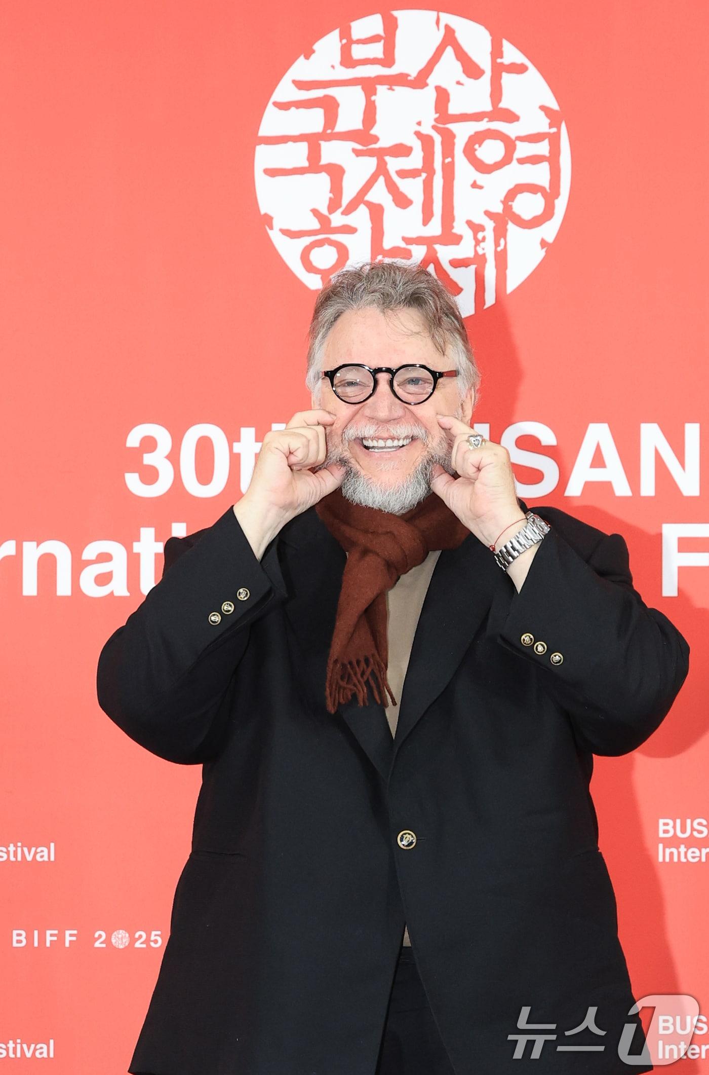 본문 이미지 - 기예르모 델토로 감독이 19일 오전 부산 해운대구 영화의전당 비프힐에서 열린 제30회 부산국제영화제(BIFF) 갈라 프레젠테이션 초청작 '프랑켄슈타인' 기자회견에 참석해 포즈를 취하고 있다. 2025.9.19/뉴스1 ⓒ News1 권현진 기자