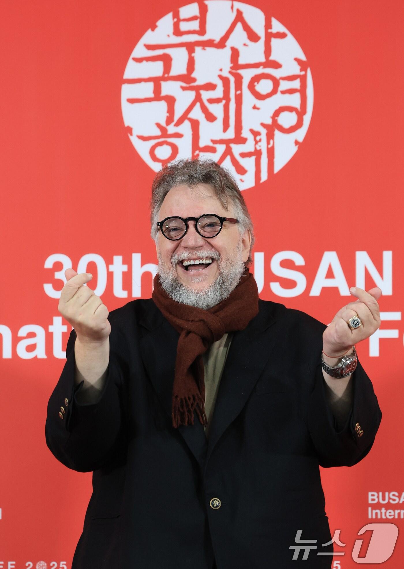 본문 이미지 - 기예르모 델토로 감독이 19일 오전 부산 해운대구 영화의전당 비프힐에서 열린 제30회 부산국제영화제&#40;BIFF&#41; 갈라 프레젠테이션 초청작 &#39;프랑켄슈타인&#39; 기자회견에 참석해 포즈를 취하고 있다. 2025.9.19/뉴스1 ⓒ News1 권현진 기자