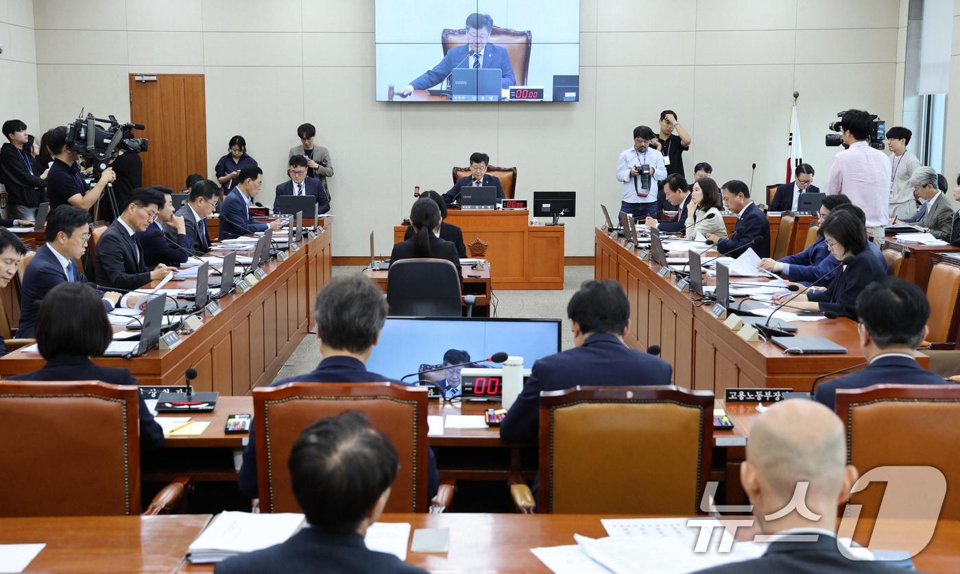 안호영 국회 환경노동위원회 위원장이 19일 오전 서울 여의도 국회에서 열린 환노위 전체회의에서 의사봉을 두드리고 있다. 2025.9.19/뉴스1 ⓒ News1 신웅수 기자