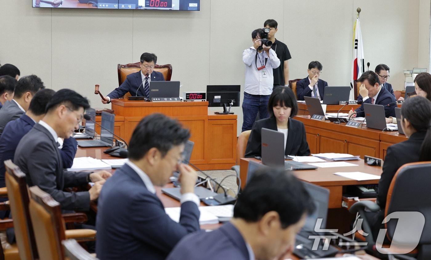 본문 이미지 - 안호영 국회 환경노동위원회 위원장이 19일 오전 서울 여의도 국회에서 열린 환노위 전체회의에서 의사봉을 두드리고 있다. 2025.9.19 ⓒ 뉴스1 신웅수 기자