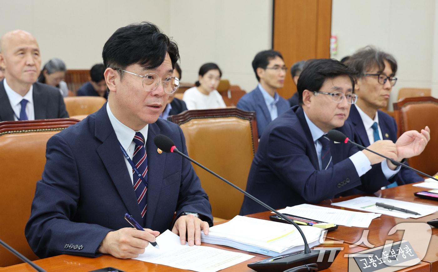 김영훈 고용노동부 장관이 지난 9월 여의도 국회에서 열린 환경노동위원회 전체회의에서 의원 질의에 답변하고 있다. 2025.9.19/뉴스1 ⓒ News1 신웅수 기자