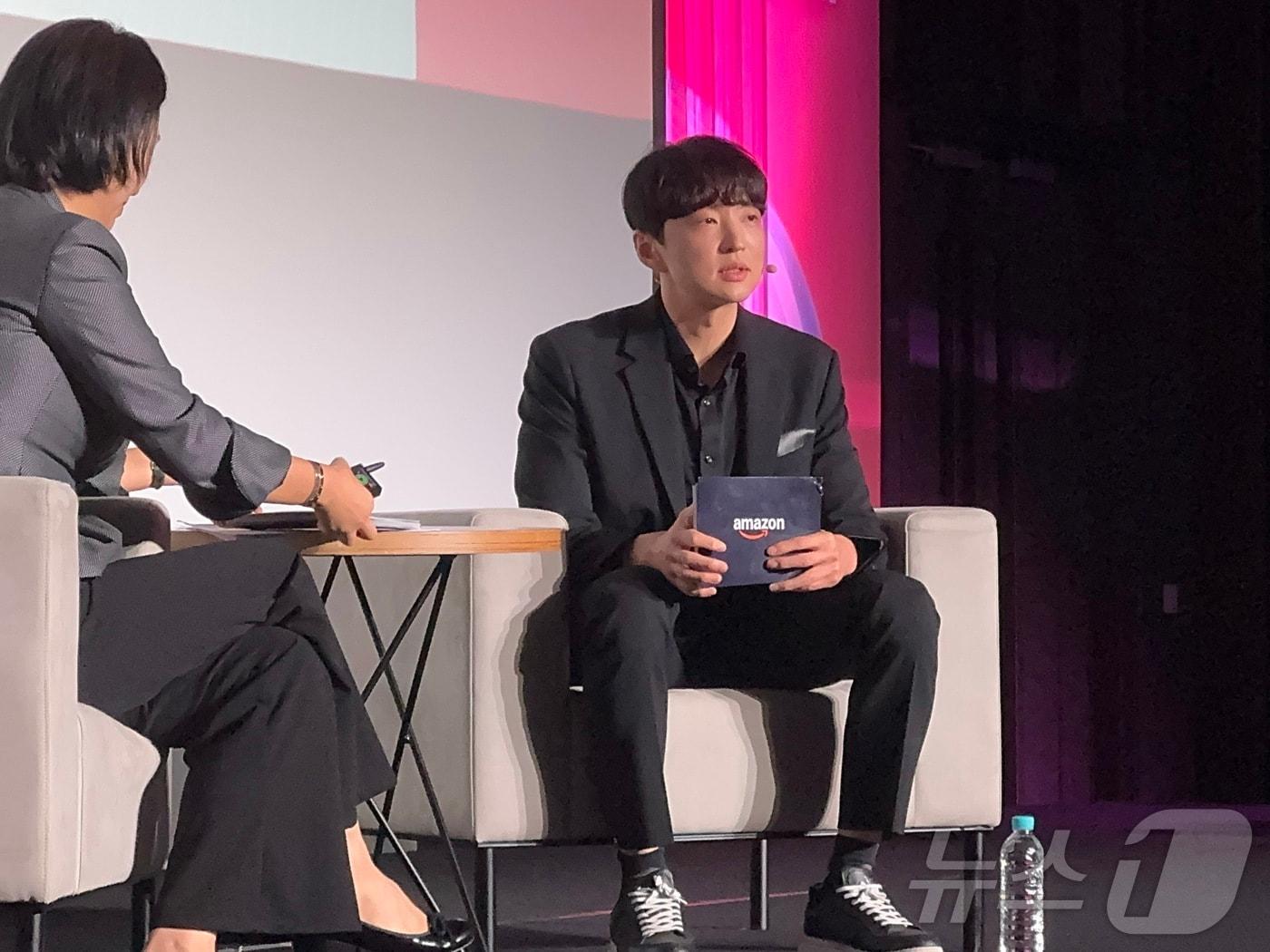 본문 이미지 - 김병훈 에이피알 대표가 19일 서울 코엑스에서 열린 &#39;아마존 뷰티 인 서울 행사에서 메디큐브의 성공비결에 대해 강연하고 있다. ⓒ News1 이민주 기자