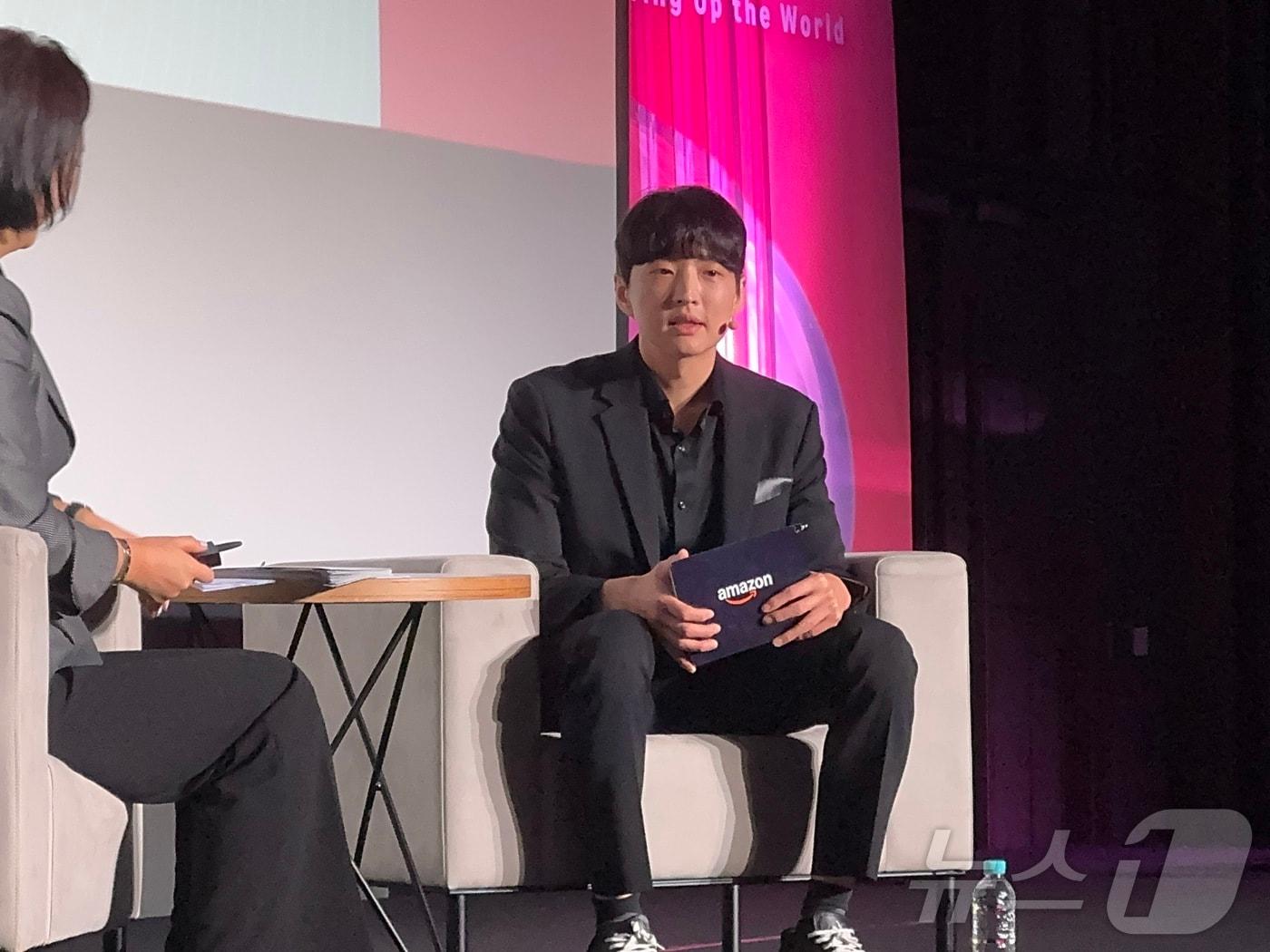 본문 이미지 - 김병훈 에이피알 대표가 19일 서울 코엑스에서 열린 '아마존 뷰티 인 서울' 행사에서 메디큐브의 성공비결에 대해 강연하고 있다. ⓒ News1 이민주 기자