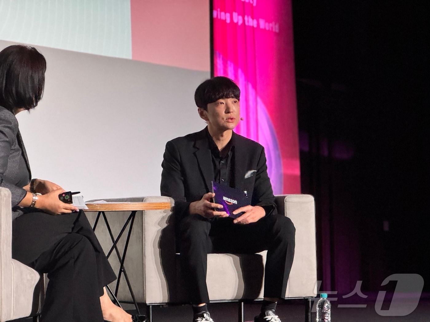 본문 이미지 - 김병훈 에이피알 대표가 19일 서울 코엑스에서 열린 &#39;아마존 뷰티 인 서울&#39; 행사에서 메디큐브의 성공비결에 대해 강연하고 있다. ⓒ News1 이민주 기자