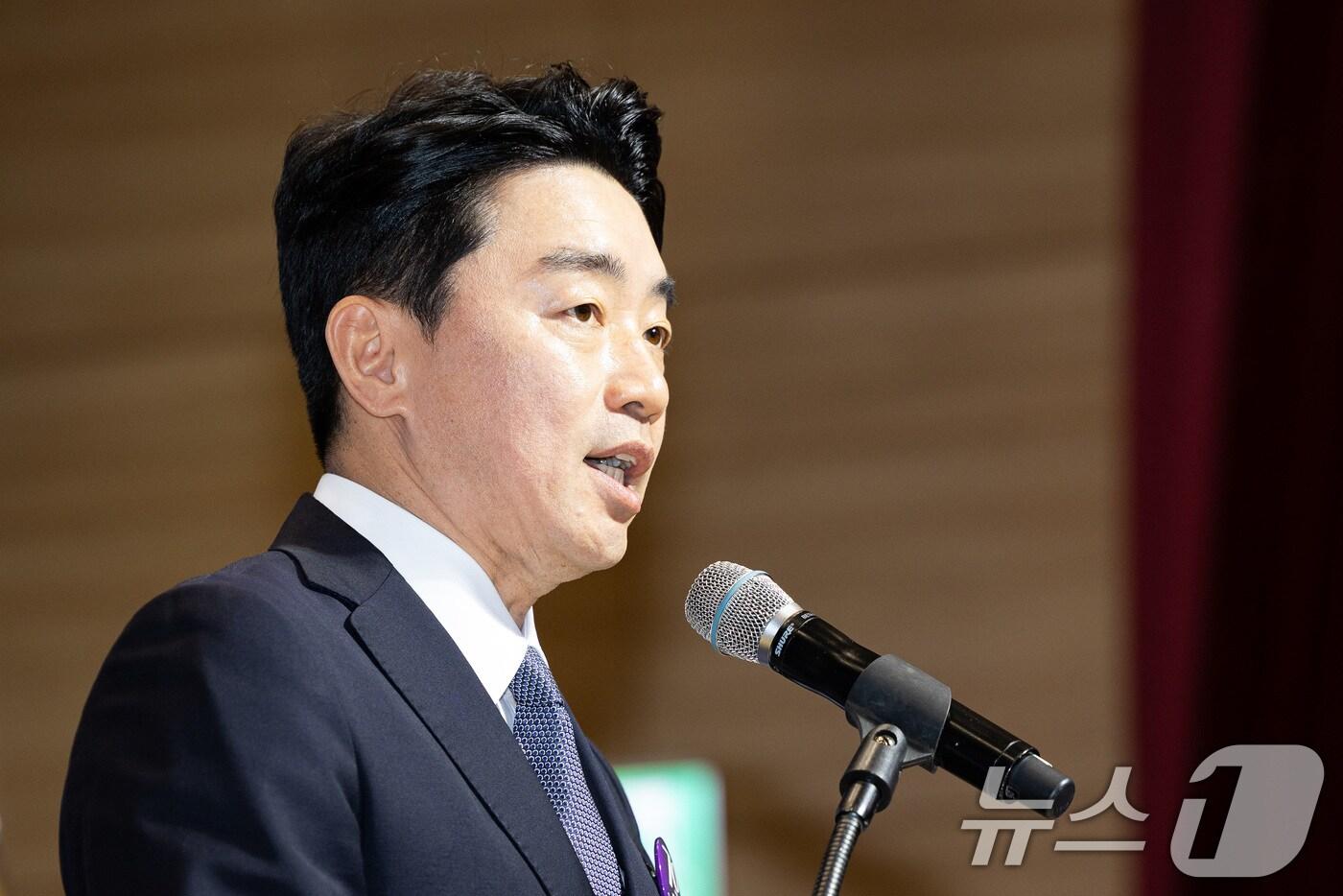 강훈식 대통령 비서실장이 지난달 19일 서울 여의도 국회 의원회관에서 열린 더불어민주당 창당 70주년 기념식에서 이재명 대통령의 축사를 대독하고 있다. 2025.9.19/뉴스1 ⓒ News1 유승관 기자