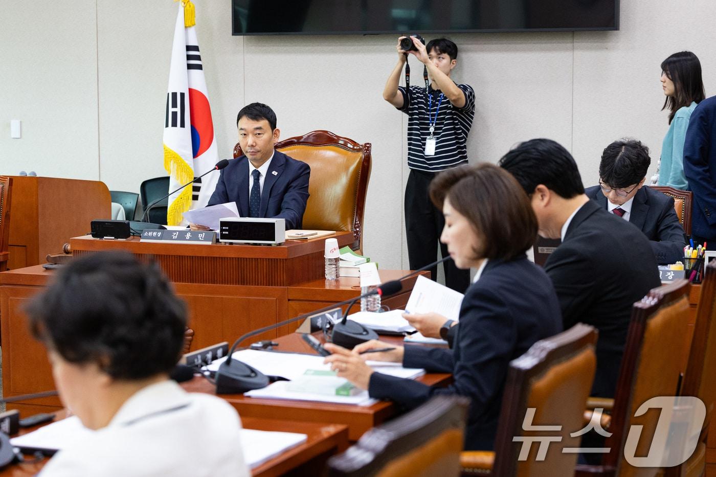 김용민 국회 법제사법위원회 법안심사제1소위원장이 19일 서울 여의도 국회에서 열린 법제사법위원회 제3차 법안심사제1소위원회에서 국민의힘 법사위원들의 의사진행발언을 지켜보고 있다. 2025.9.19/뉴스1 ⓒ News1 유승관 기자