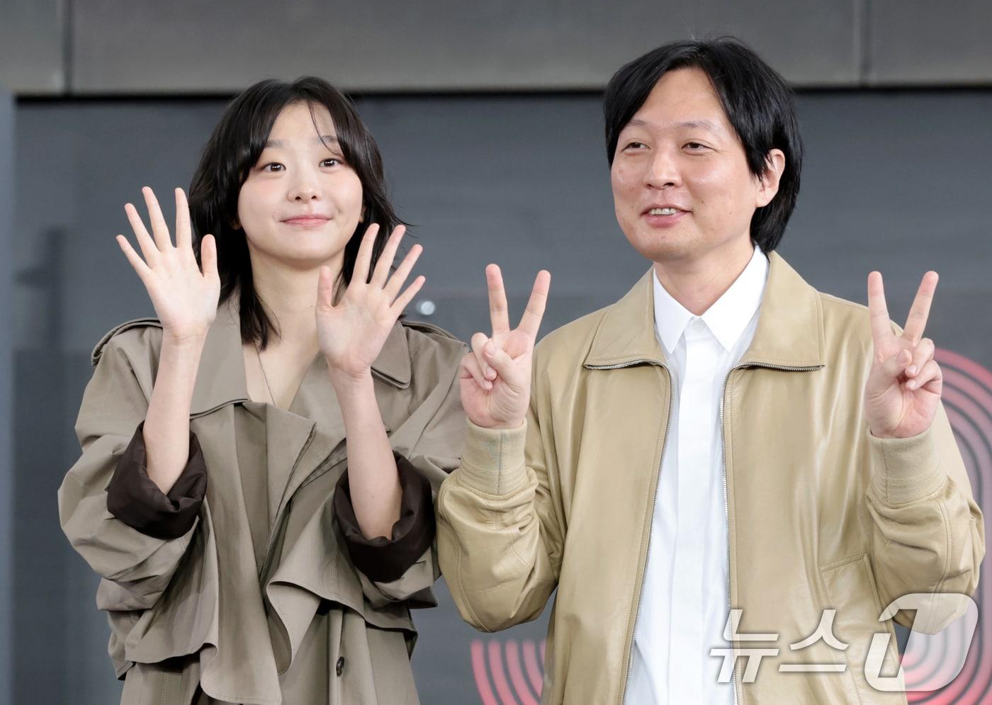 배우 김다미와 김병우 감독&#40;오른쪽&#41;이 19일 오후 부산광역시 우동 영화의 전당에서 열린 &#39;제30회 부산국제영화제&#40;BIFF&#41;&#39; 영화 &#39;대홍수&#39; 야외무대인사에서 포즈를 취하고 있다. 2025.9.19/뉴스1 ⓒ News1 권현진 기자