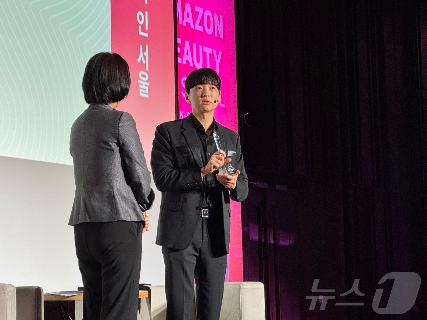 본문 이미지 - 김병훈 에이피알 대표가 19일 서울 코엑스에서 열린 &#39;아마존 뷰티 인 서울&#39; 행사에서 메디큐브의 성공비결에 대해 강연하고 있다. ⓒ News1 이민주 기자