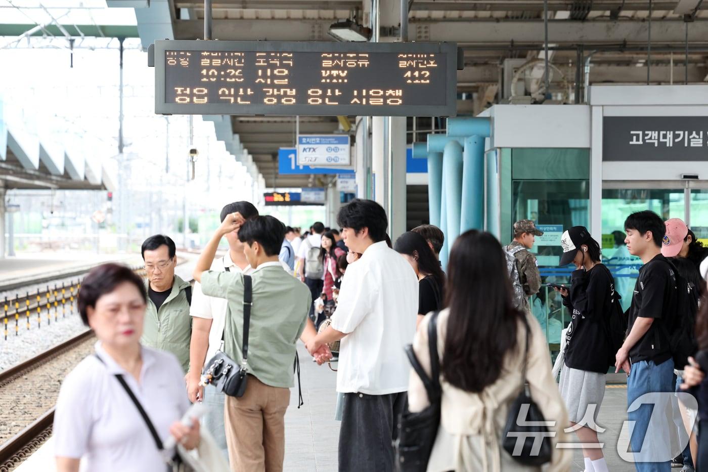 19일 오전 광주송정역에서 열차 이용객들이 서울행 KTX를 기다리고 있다. 2025.9.19/뉴스1 ⓒ News1 이승현 기자