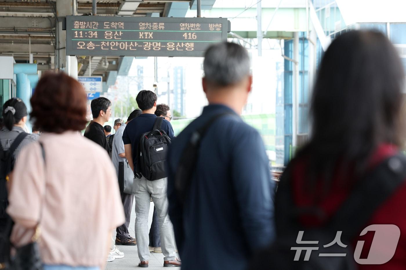 19일 오전 광주송정역에서 열차 이용객들이 용산행 KTX를 기다리고 있다. 2025.9.19/뉴스1 ⓒ News1 이승현 기자